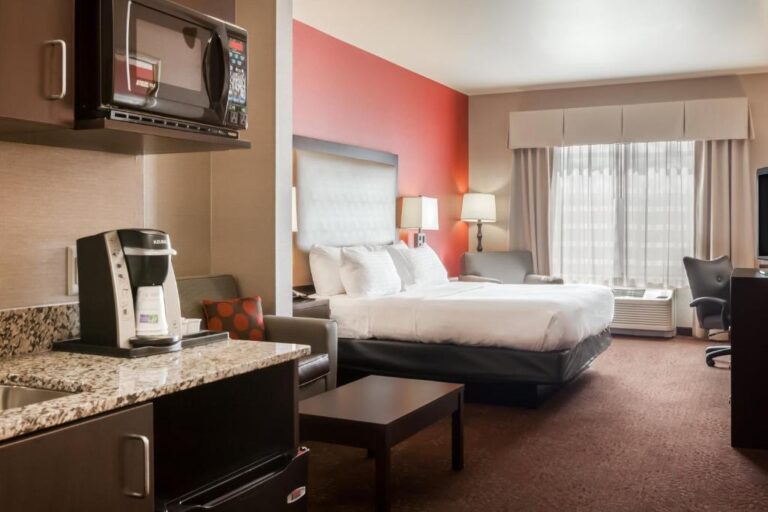 Holiday Inn Express and Suites - King Suite