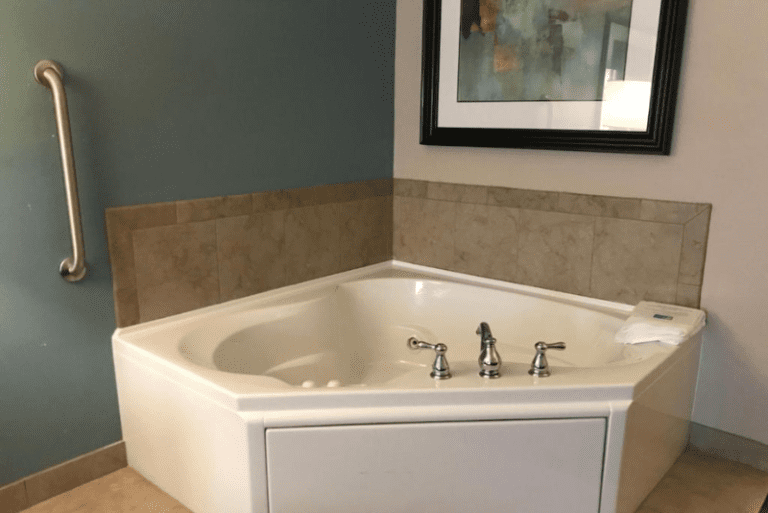 Holiday Inn Express and Suites - Room with Hot Tub