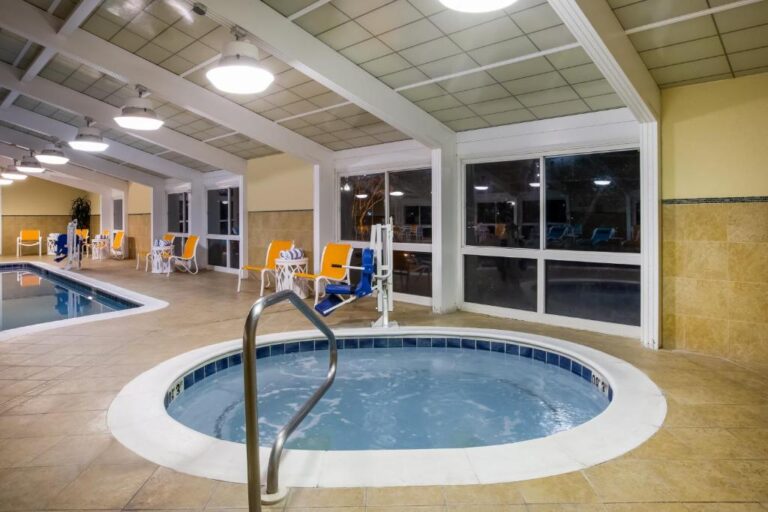 Holiday Inn - Gulfport-Airport - Pool with Hot Tub Area