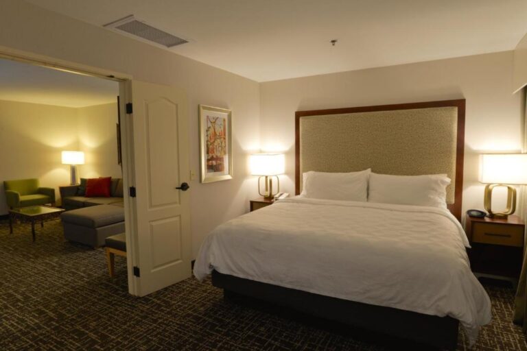Holiday Inn Hotel & Suites - Executive King Suite 2