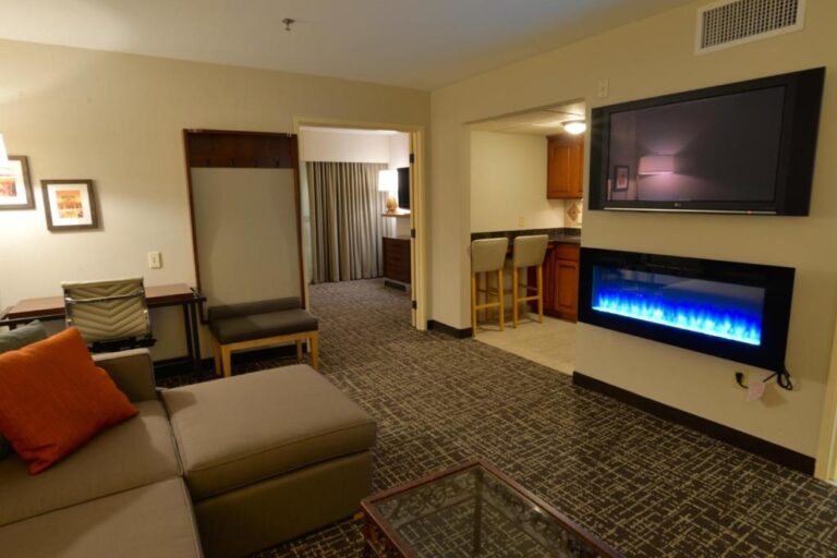 Holiday Inn Hotel & Suites - Executive King Suite