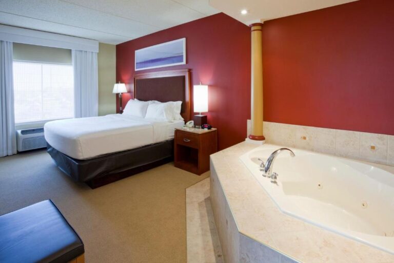Holiday Inn Hotel & Suites - King Suite with Spa Bath