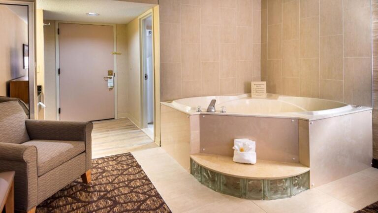 Holiday Inn Hotel & Suites - room with hot tub