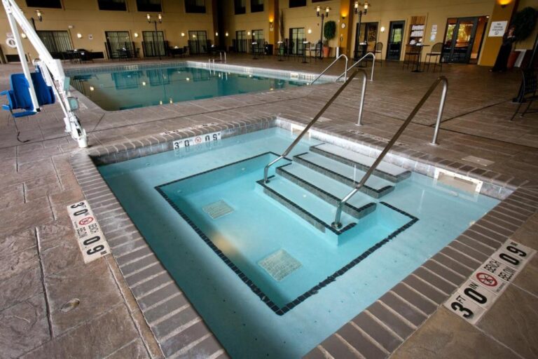 Holiday Inn St.Paul - Pool Area with Hot Tub