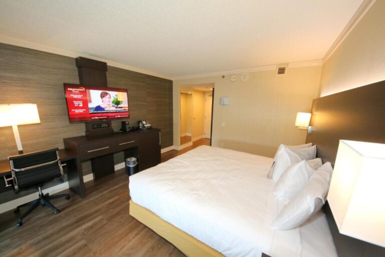 Hollywood Casino - Deluxe King Room