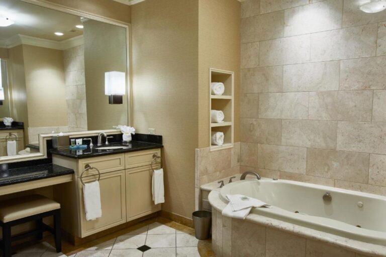 Hollywood Casino - King Suite with Spa Bath