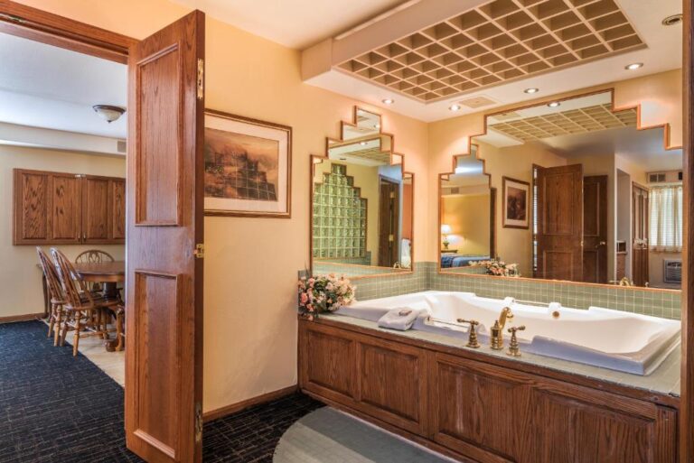 Howard Johnson - King Suite 2