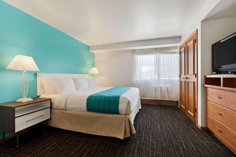 Howard Johnson - King Suite