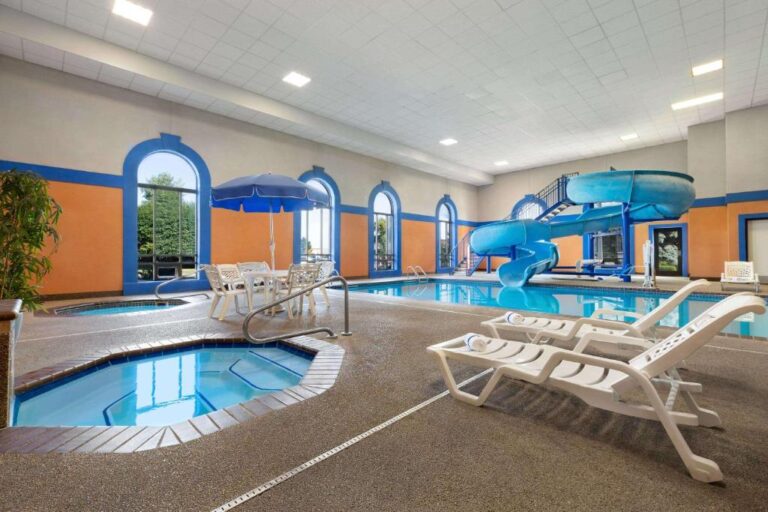 Howard Johnson - Pool Area with Hot Tub