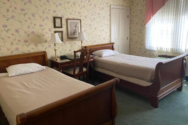 Inn of Chargin near Cleveland - double bed