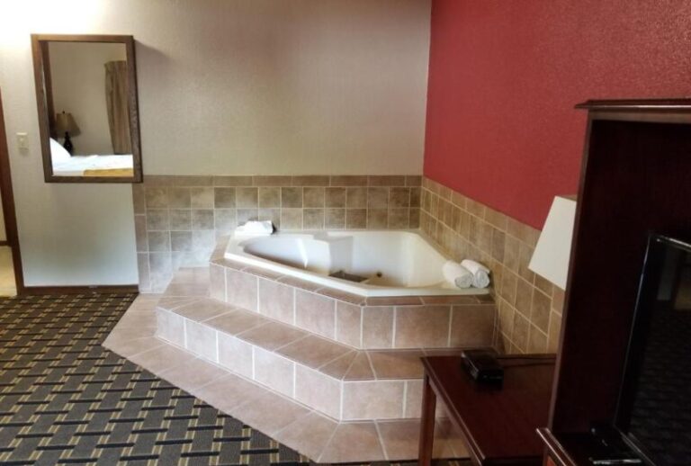 King Suite with Spa Bath 2