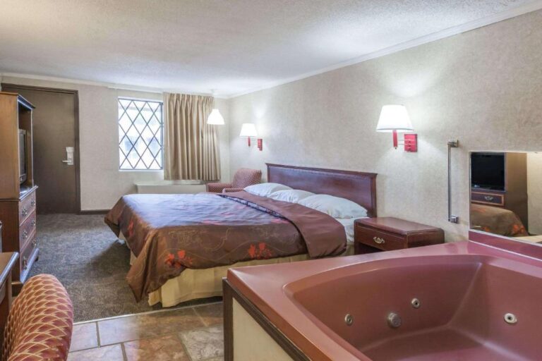 Knights Inn Farmington Hills - Room with Hot Tub 2