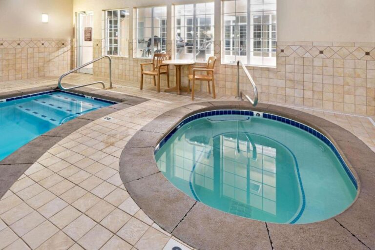 La Quinta Inn - Pool with Hot Tub Area