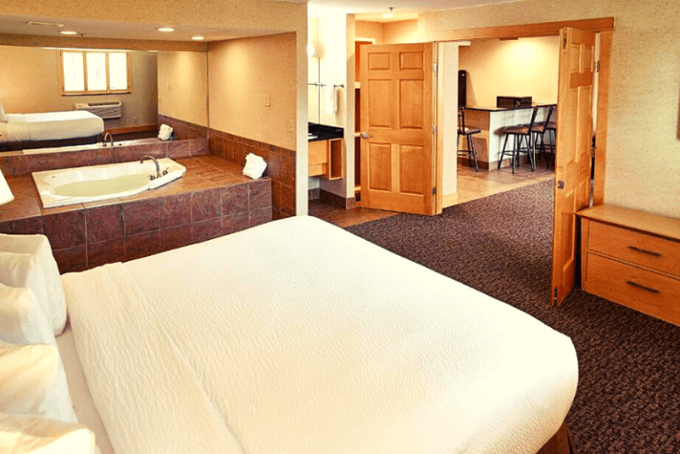 Liv Inn Hotel Minneapolis - Deluxe Suite with Spa Bath 2