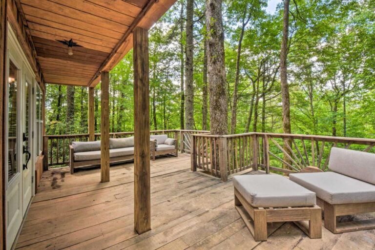 Luxe Mountain Treehouse Spacious Deck and View 4