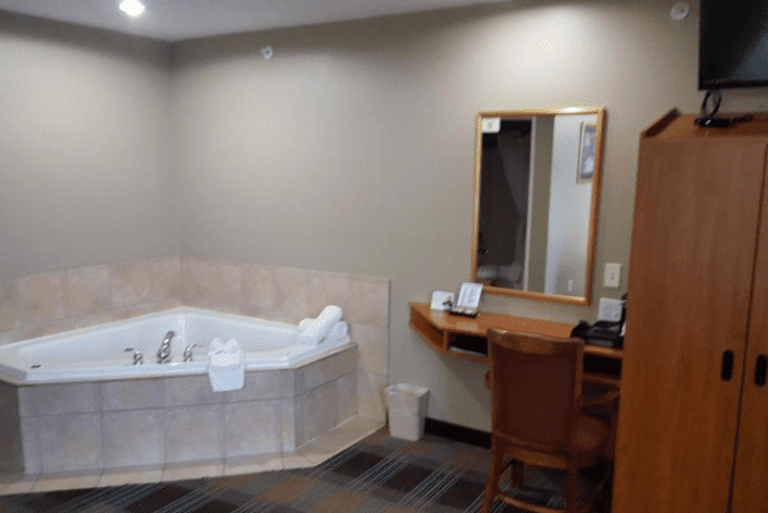 Microtel Inn & Suites - Suite with Spa Bath