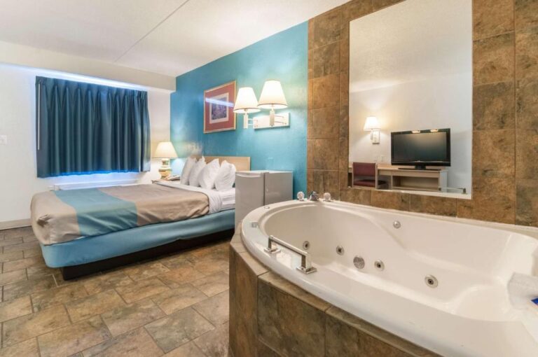 Motel 6 - Queen Room with Hot Tub