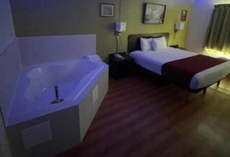 Motel 6 near Cleaveland - deluxe suite with jacuzzi 2