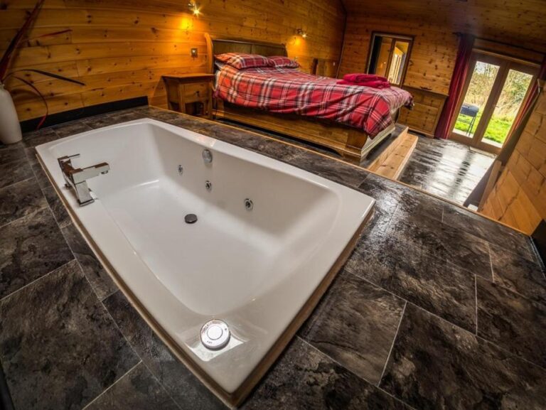 New Forest Lodges with hot tub in room