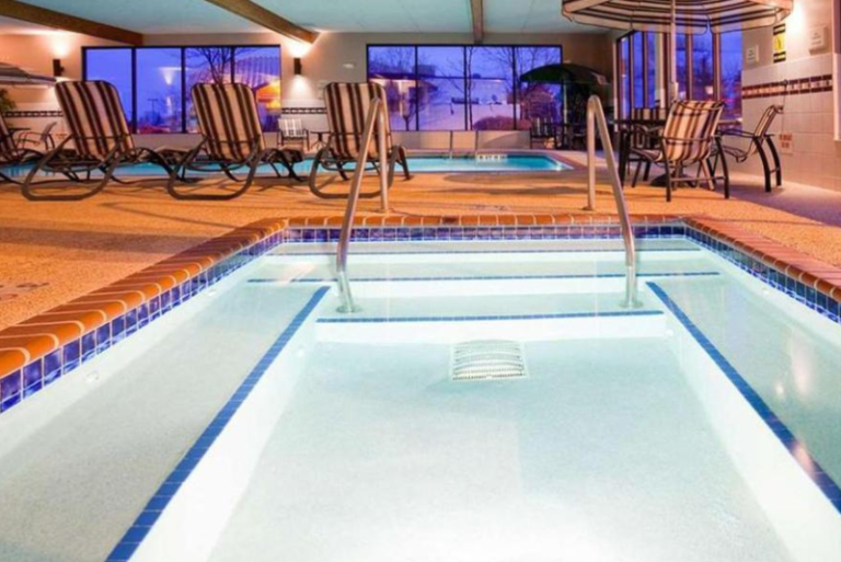 Norwood Inn & Suites Eagan - Hot Tub Area