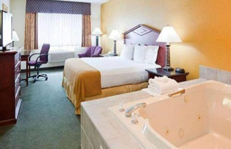 Norwood Inn & Suites Eagan - King Suite with Spa Bath