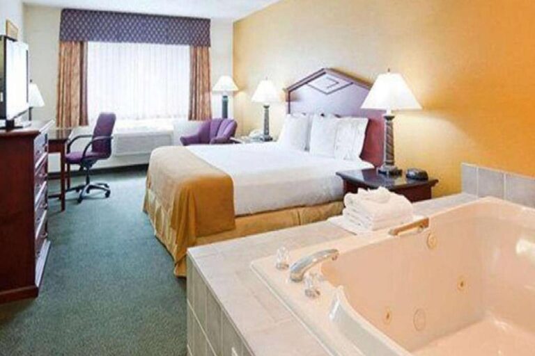 Norwood Inn & Suites Eagan - King Suite with Spa Bath
