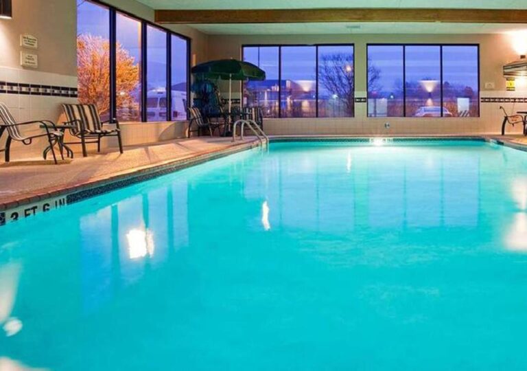 Norwood Inn & Suites Eagan - Pool Area