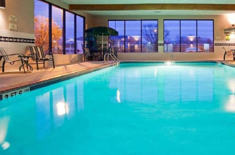 Norwood Inn & Suites Eagan - Pool Area