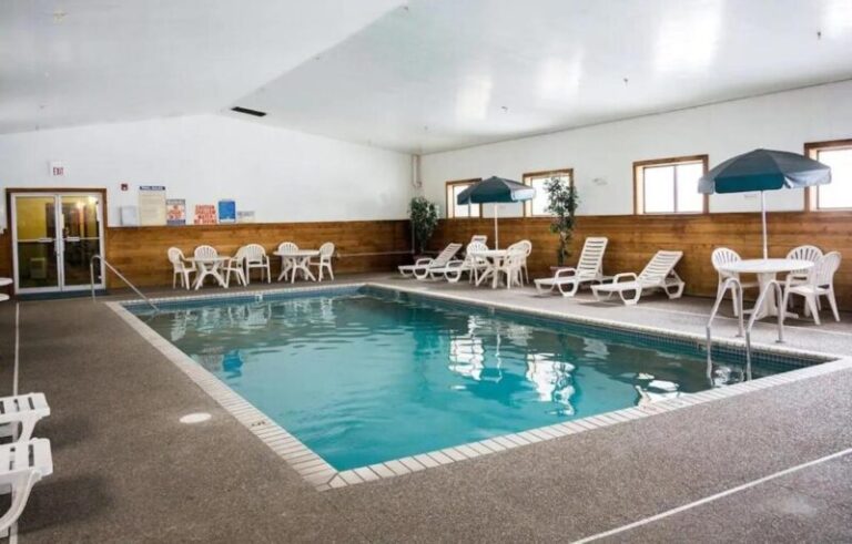 Norwood Inn and Suites - Pool Area