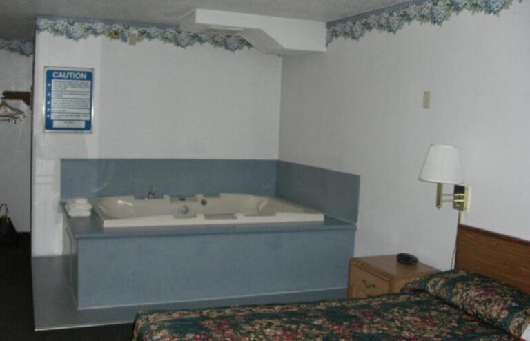 Norwood Inn and Suites - Suite with Jacuzzi