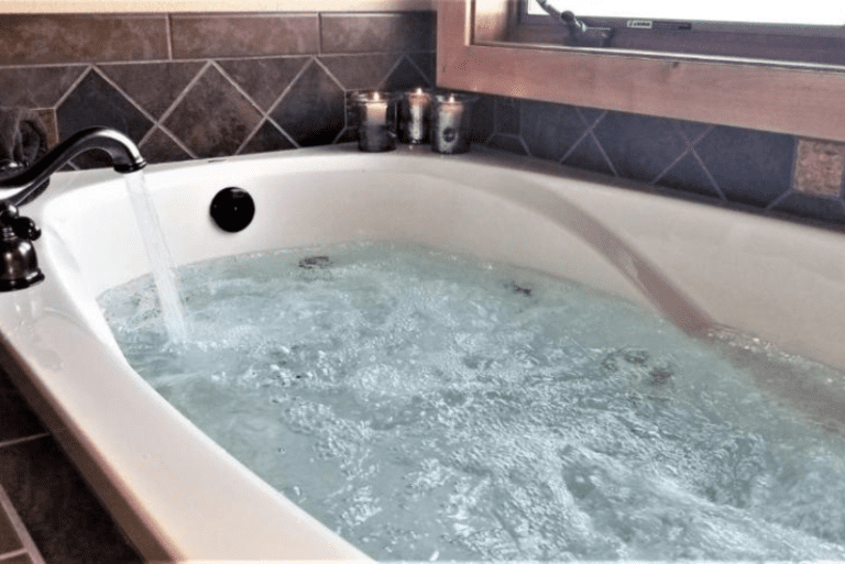 Pine Ridge Paradise - Bathroom with Jetted Tub
