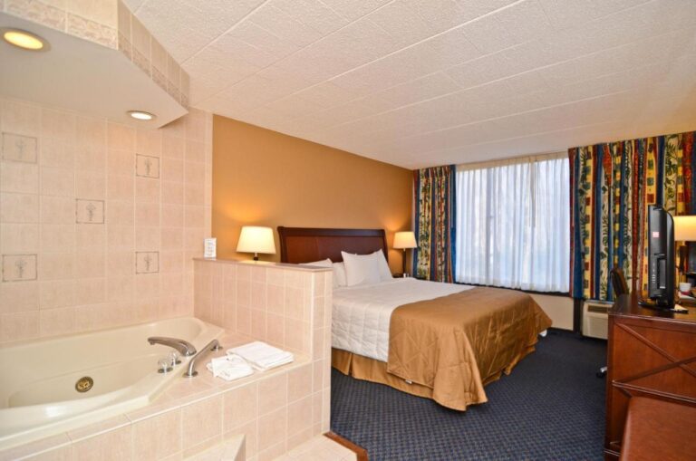 Pocono Resort & Conference Center - Pocono Mountains hot tub suite