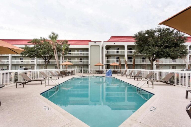 Quality Inn Gulfport - Pool Area