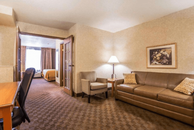 Quality Inn Homestead - King Suite with Sofa Bed 2