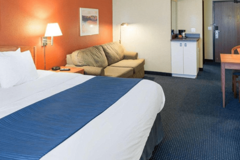 Quality Inn Lakeville - King Suite