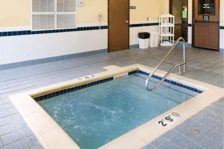 Quality Inn Lakeville - Pool Area