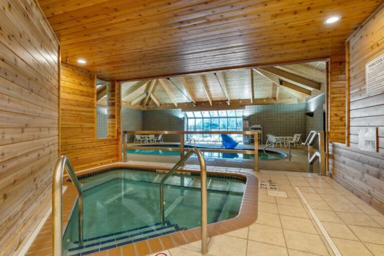 Quality Inn Saint Cloud - Pool Area with Hot Tub