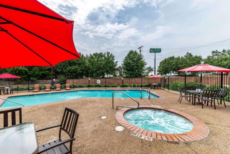 Quality Inn & Suites - pool area