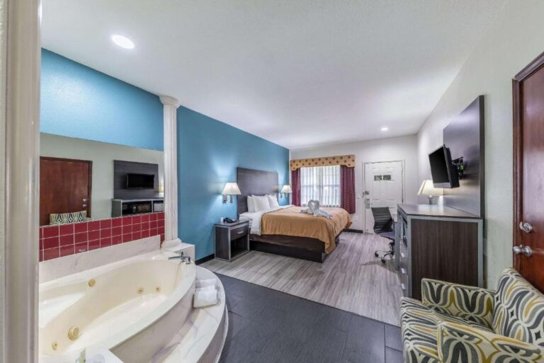 Quality Inn & Suites - room with hot tub