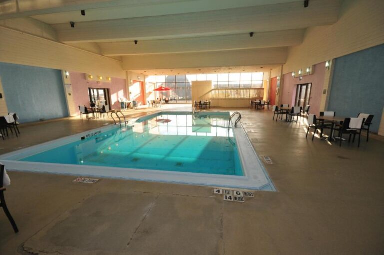 Radisson Hotel Duluth - Pool Area