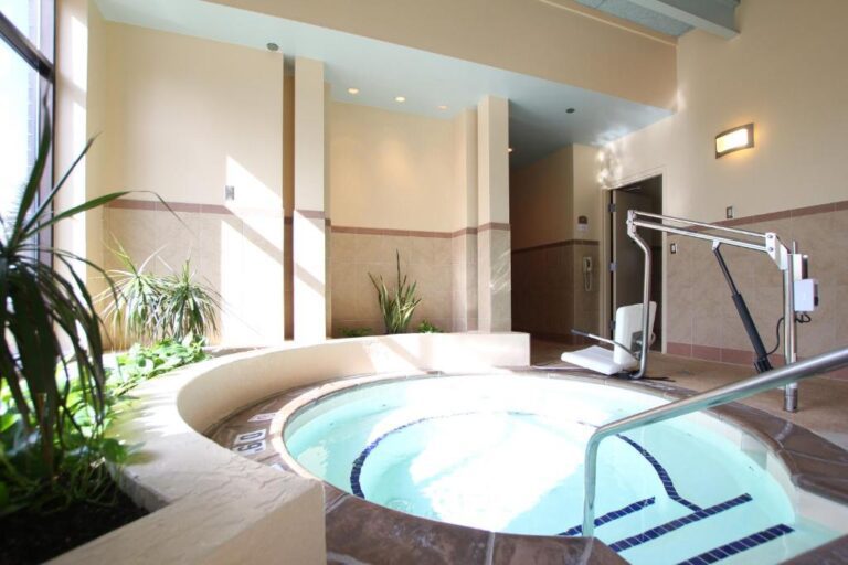 Ramada by Wyndham - Hot Tub Area
