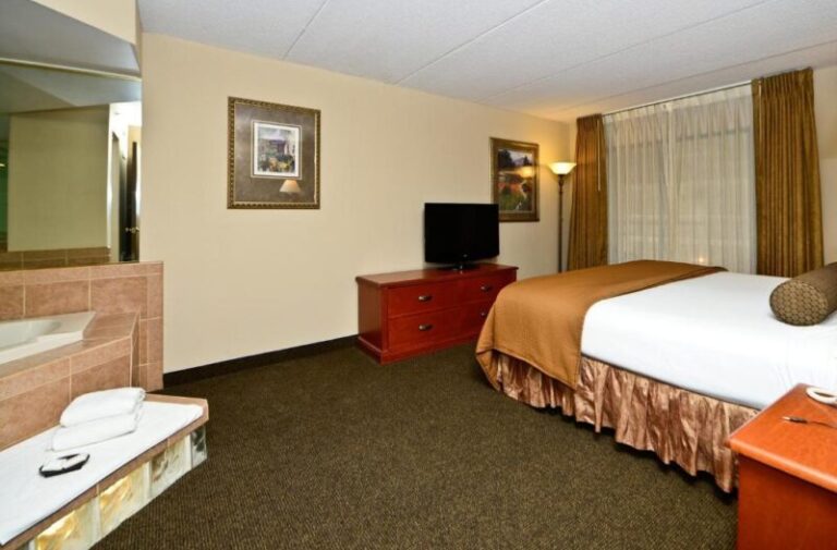 Ramada by Wyndham Plymouth - Deluxe King Suite
