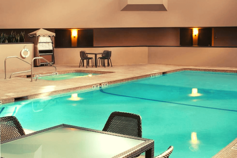 Sheraton Minneapolis - Hot Tub and Pool Area