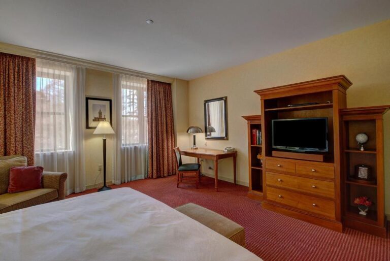 Southbridge Hotel and Conference Center - Standard King Room 2