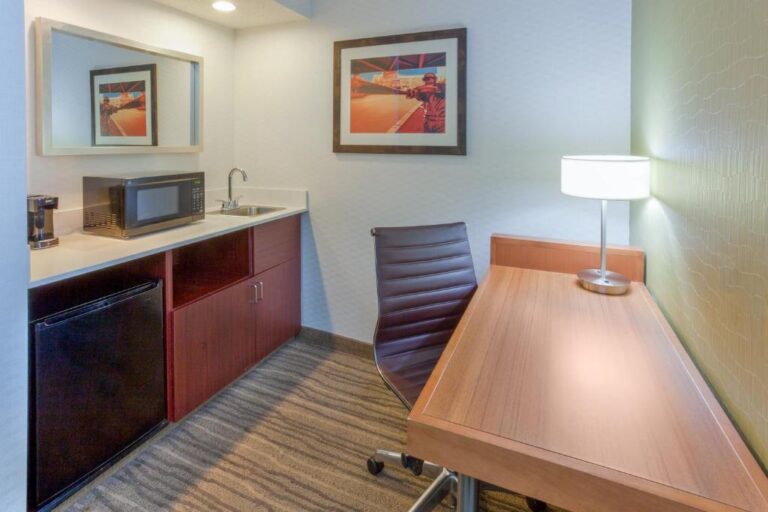 SpringHill Suites Minneapolis - Suite with Whirlpool 3