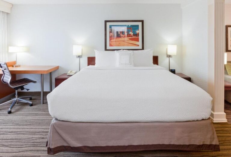 SpringHill Suites Minneapolis - Suite with Whirlpool