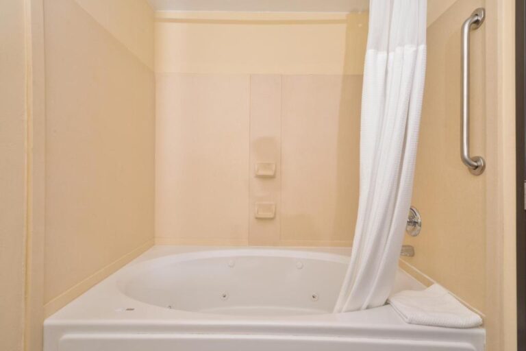 Staybridge Suites - King Room with Jetted Tub 2