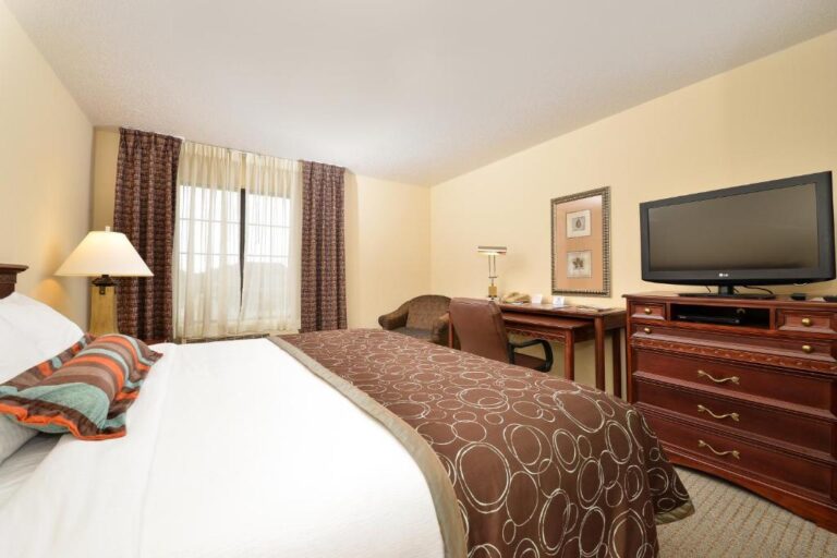 Staybridge Suites - King Room with Jetted Tub