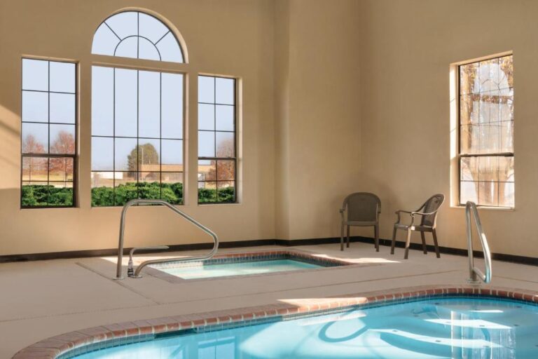 Super 8 by Wyndham Olive Branch - Indoor Pool with Hot Tub