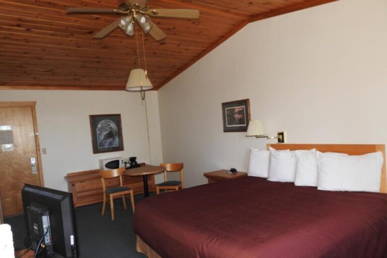 Superior Ridge Resort Motel - King Room with Spa Bath 2